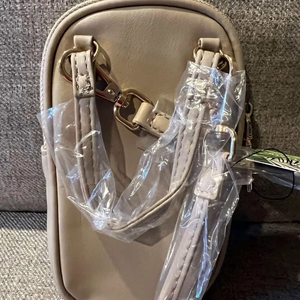 NWT badgley Mischka diamond‎ quilted crossbody phone case holder in cream